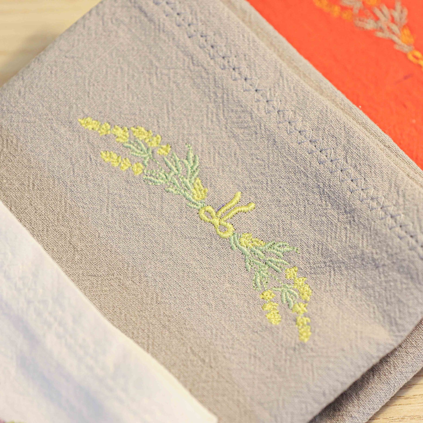 Lot de 4 serviettes de table motifs ruban fleuri