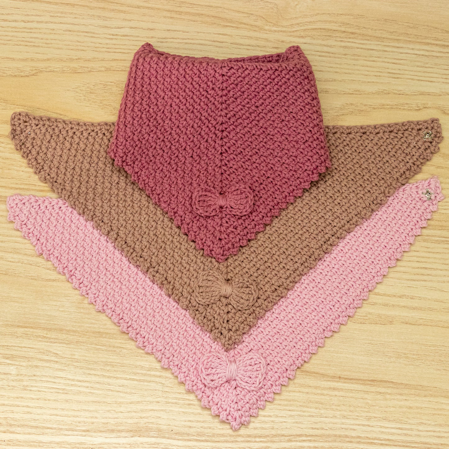 Bavoir bandana en crochet et son attache-tétine