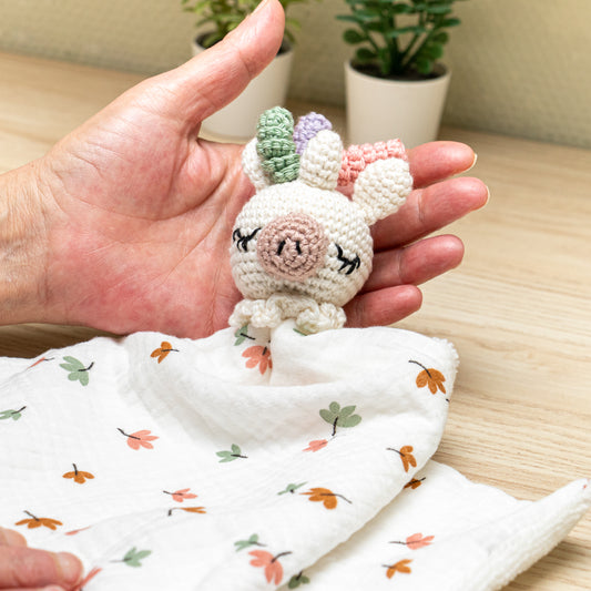 Doudou en crochet licorne