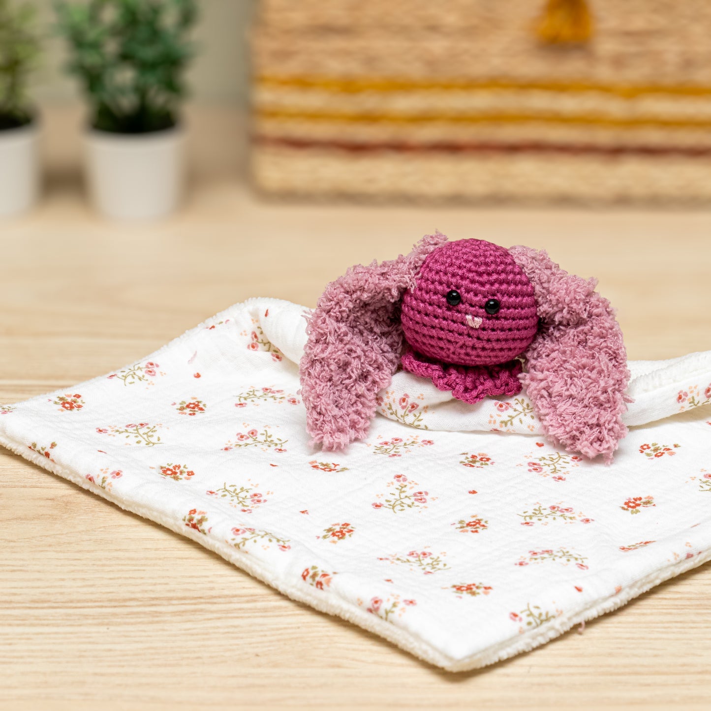 Doudou en crochet chien rose