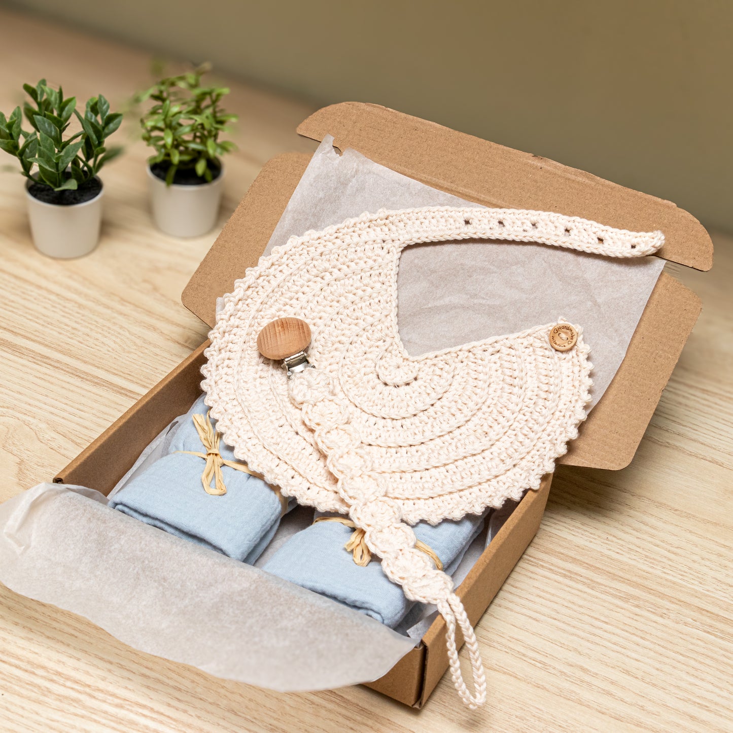 Package Bavoir, Attache-tétine en crochet et langes