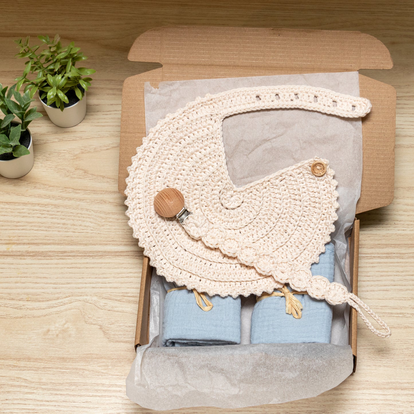 Package Bavoir, Attache-tétine en crochet et langes