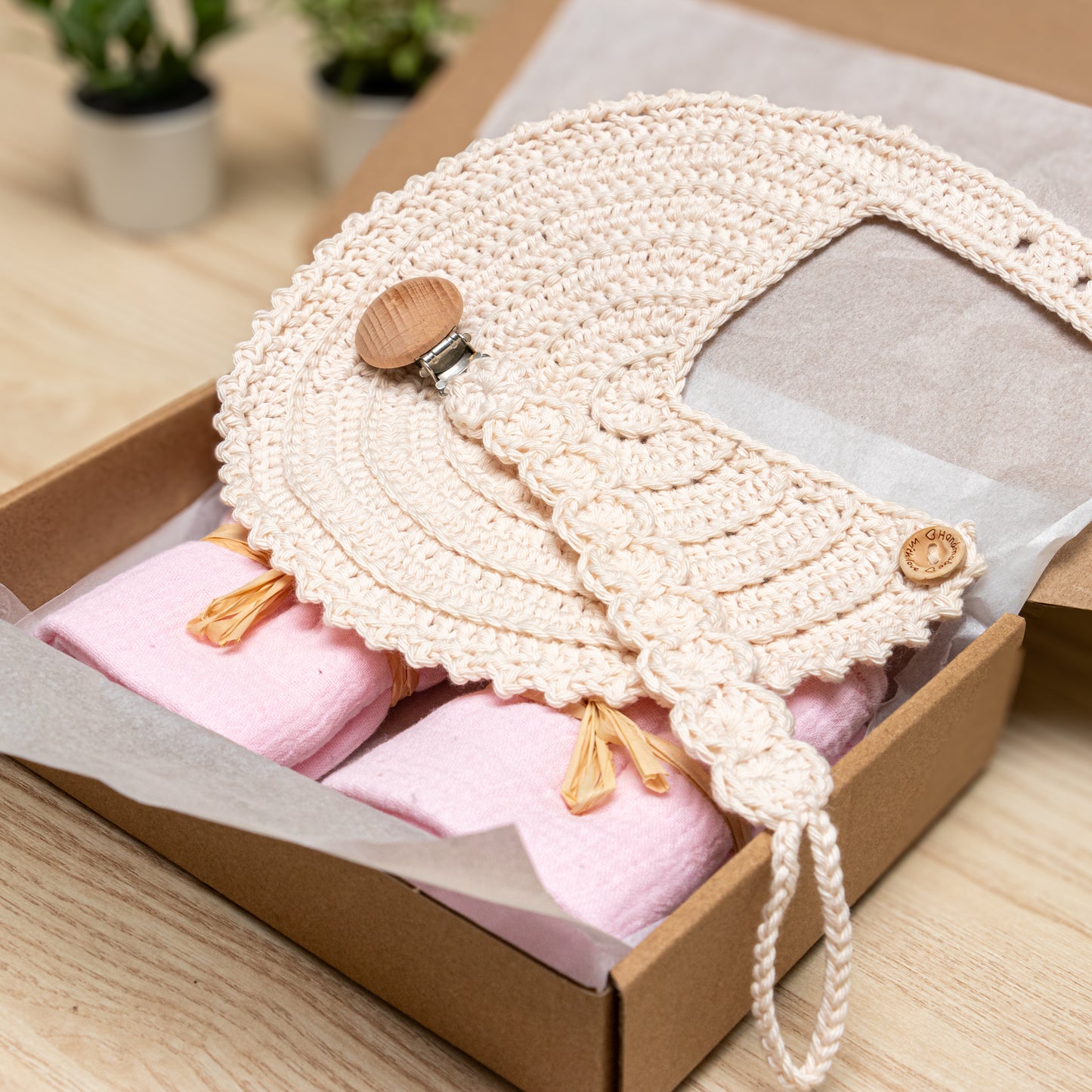 Package Bavoir, Attache-tétine en crochet et langes