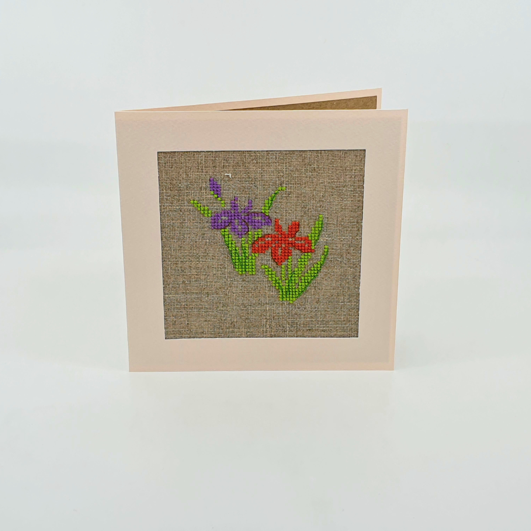 Carte de vœux brodée à la main - "Fleur - violette et rouge" - 14.5x14.5cm