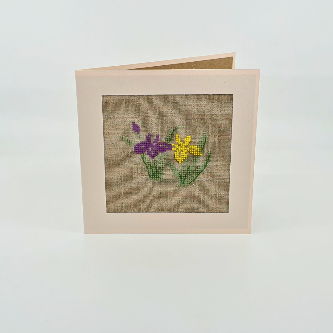 Carte de vœux brodée à la main - "Fleur - violette et jaune" - 14.5x14.5cm