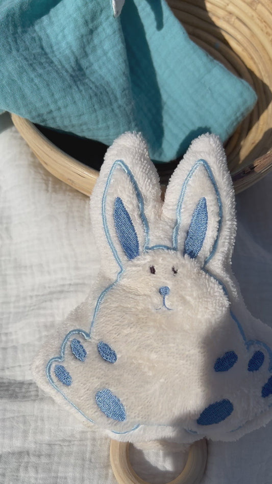 Doudou lapin bleu et son anneau de dentition