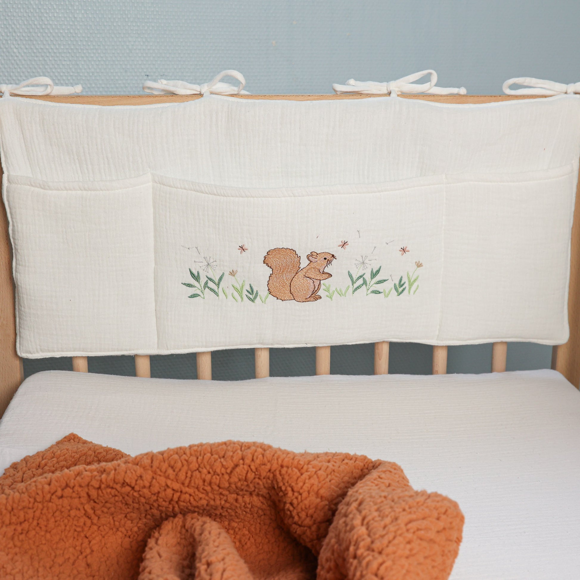 Pochette de lit bébé, range tétine/doudou/organisateur de lit
