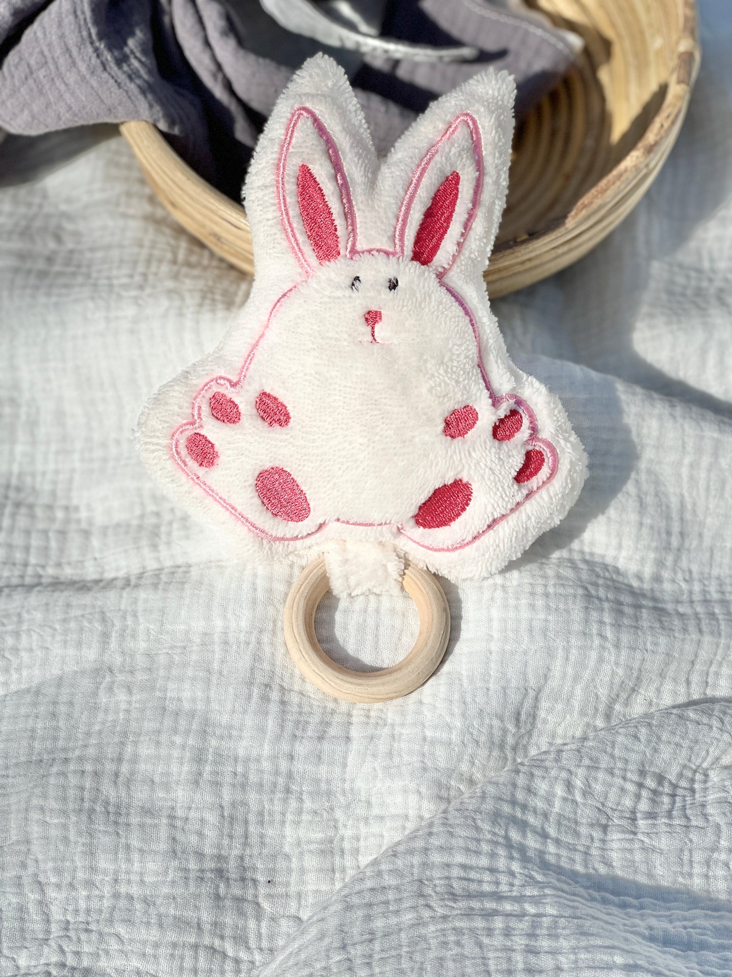 Doudou lapin rose avec son anneau de dentition